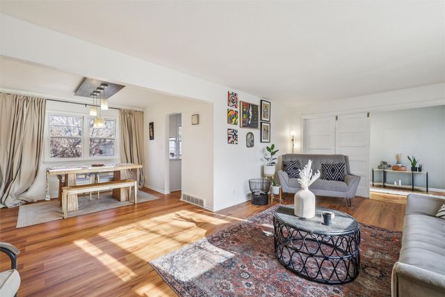 4315 Urbandale Avenue, Des Moines, IA 50310