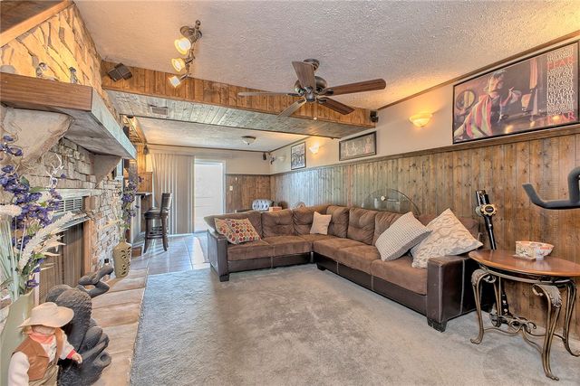 415 Crossbow Dr, New Stanton, PA 15672