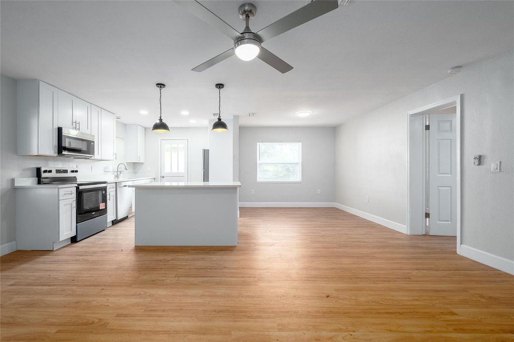 Image 2 of property listing at 944 NEUSE AVENUE, Orlando, FL 32804