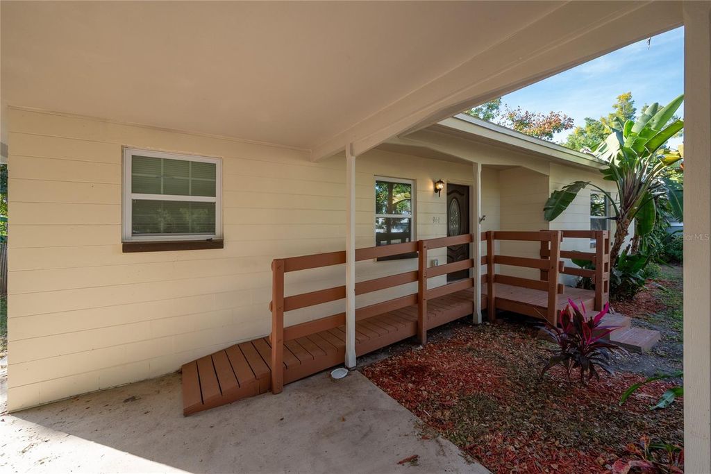 Image 25 of property listing at 944 NEUSE AVENUE, Orlando, FL 32804