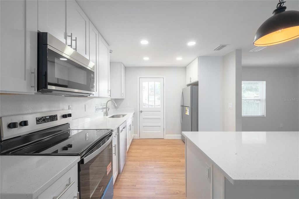 Image 4 of property listing at 944 NEUSE AVENUE, Orlando, FL 32804