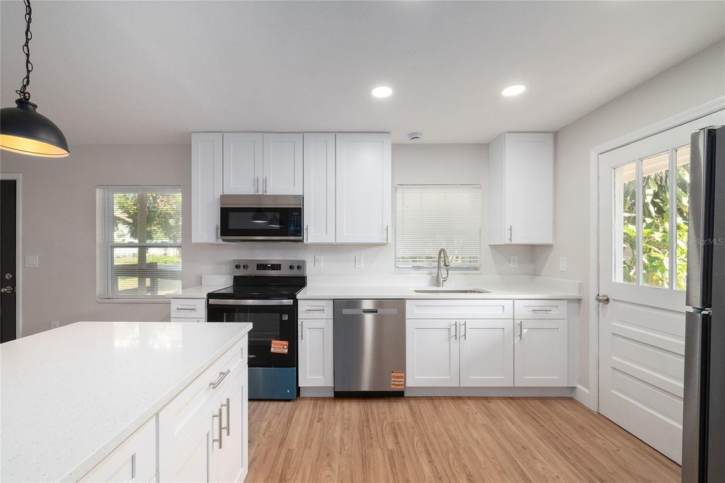 Image 5 of property listing at 944 NEUSE AVENUE, Orlando, FL 32804