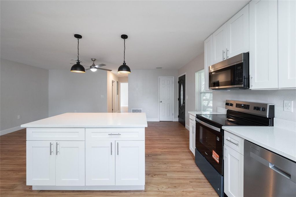 Image 7 of property listing at 944 NEUSE AVENUE, Orlando, FL 32804