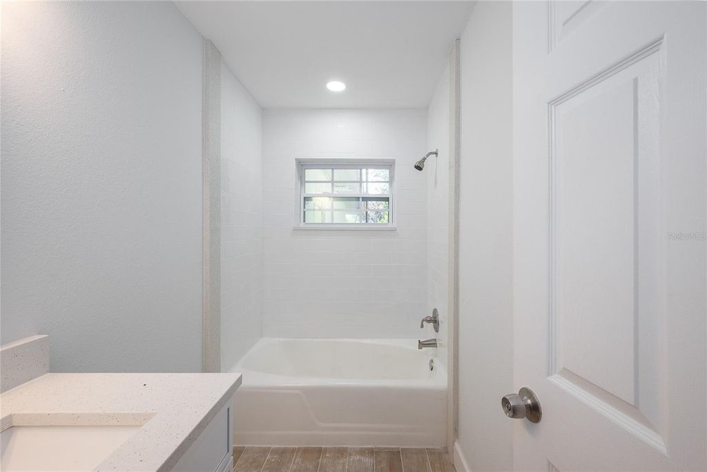 Image 8 of property listing at 944 NEUSE AVENUE, Orlando, FL 32804