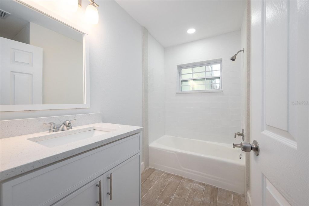 Image 9 of property listing at 944 NEUSE AVENUE, Orlando, FL 32804