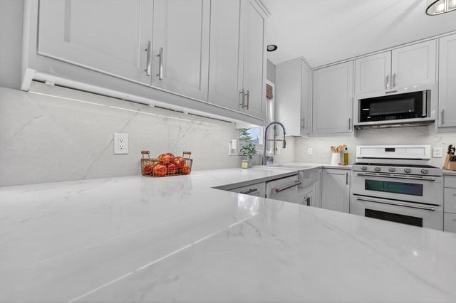 1 Eastbourne Circle, Madison, WI 53717