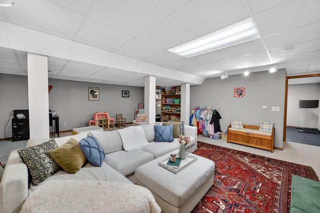 1 Eastbourne Circle, Madison, WI 53717