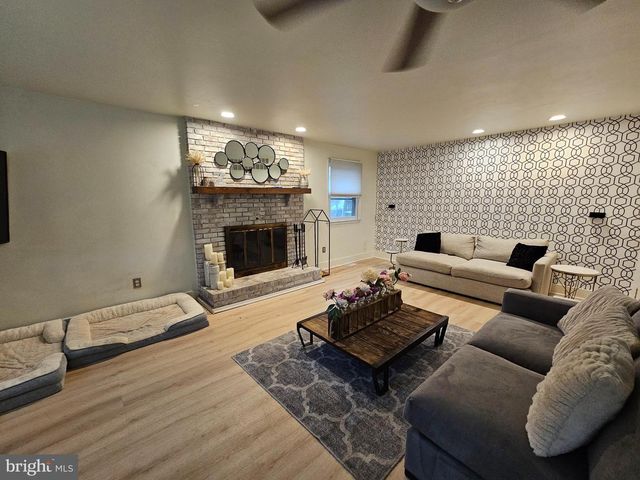 31 SIGNAL HILL DR, Voorhees, NJ 08043