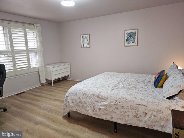 31 SIGNAL HILL DR, Voorhees, NJ 08043