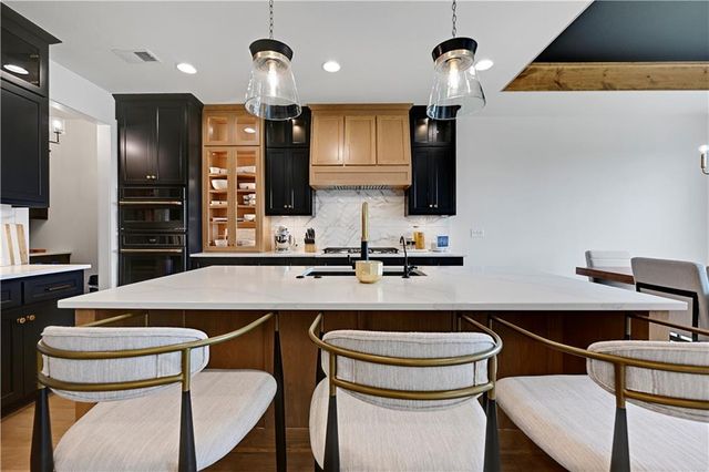 24991 W 98th Place, Lenexa, KS 66227