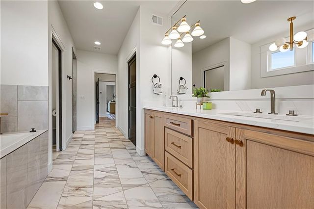 24991 W 98th Place, Lenexa, KS 66227