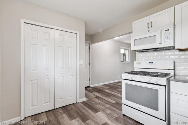 21901 Sloman Street, Oak Park, MI 48237