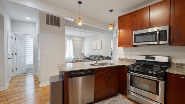 7225 N Rogers Avenue 3, Chicago, IL 60645