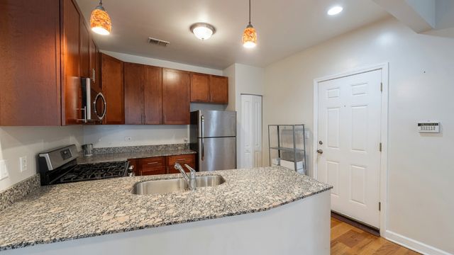 7225 N Rogers Avenue 3, Chicago, IL 60645