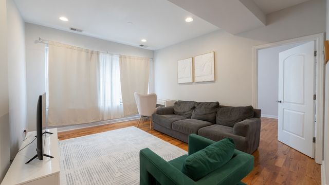 7225 N Rogers Avenue 3, Chicago, IL 60645