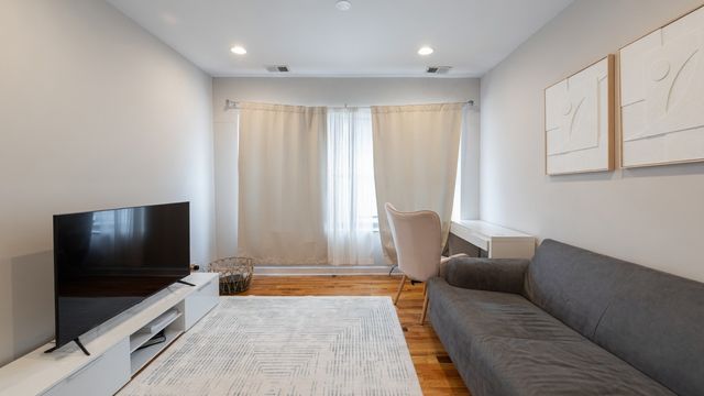7225 N Rogers Avenue 3, Chicago, IL 60645