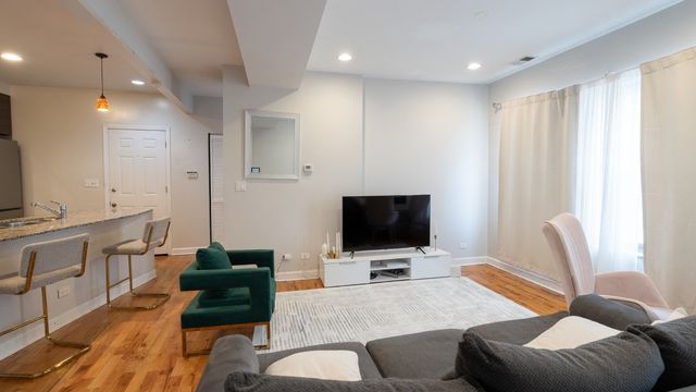 7225 N Rogers Avenue 3, Chicago, IL 60645