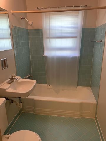 5806 N 76th STREET, Milwaukee, WI 53218