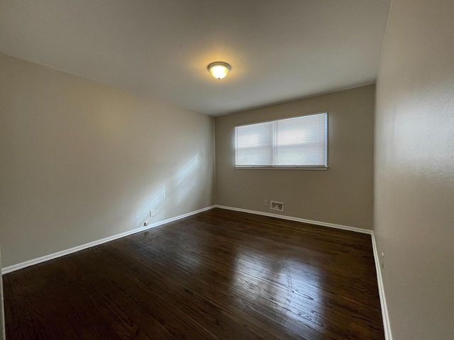 5806 N 76th STREET, Milwaukee, WI 53218