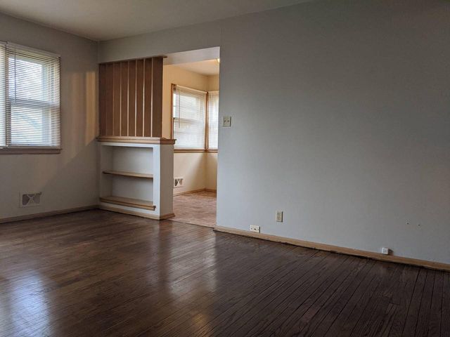 5806 N 76th STREET, Milwaukee, WI 53218