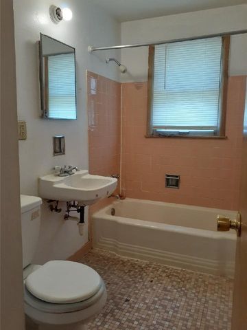 5806 N 76th STREET, Milwaukee, WI 53218