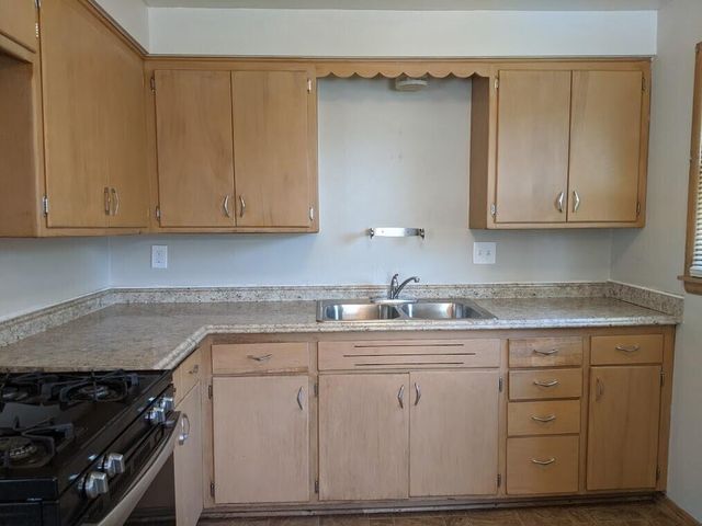 5806 N 76th STREET, Milwaukee, WI 53218