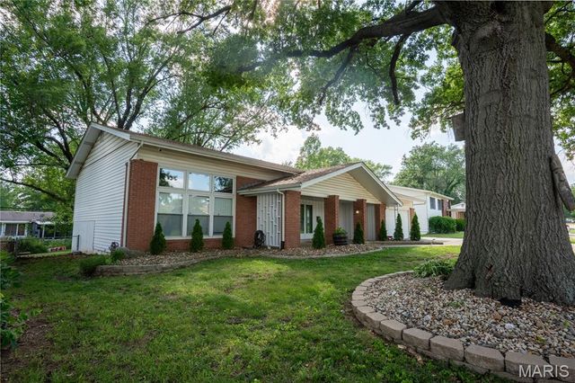 534 Coach Light Lane, Hazelwood, MO 63042