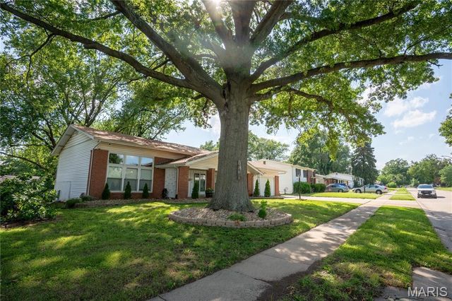 534 Coach Light Lane, Hazelwood, MO 63042