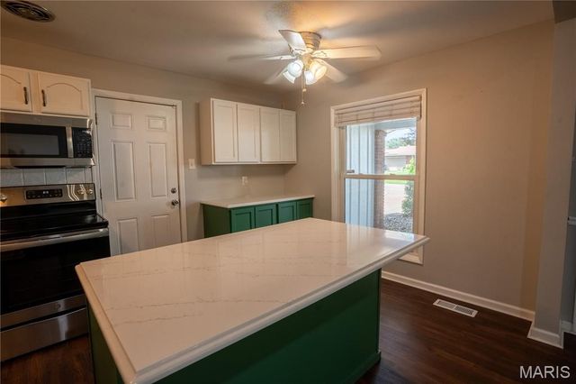 534 Coach Light Lane, Hazelwood, MO 63042
