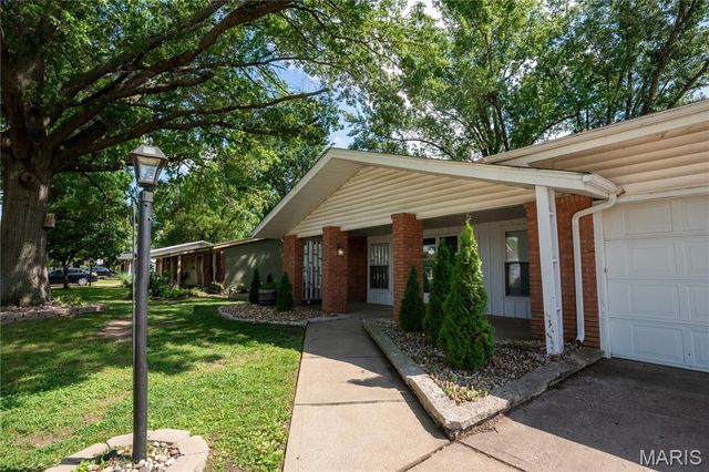 534 Coach Light Lane, Hazelwood, MO 63042