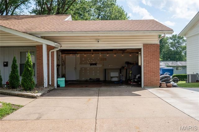 534 Coach Light Lane, Hazelwood, MO 63042