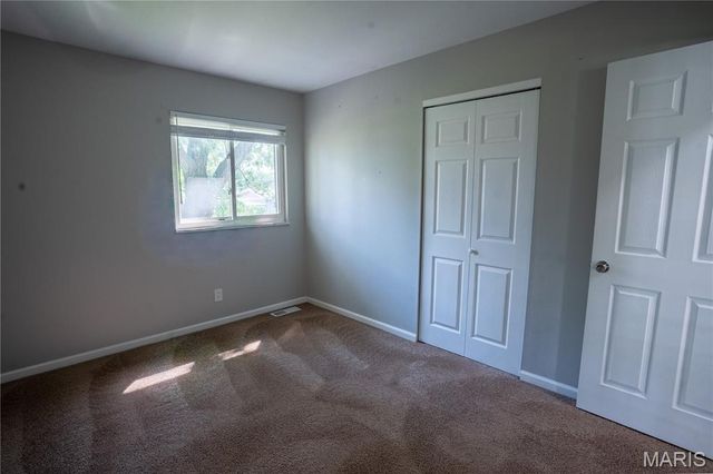534 Coach Light Lane, Hazelwood, MO 63042