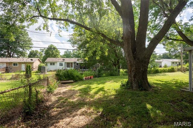 534 Coach Light Lane, Hazelwood, MO 63042