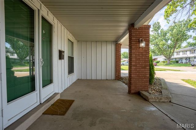 534 Coach Light Lane, Hazelwood, MO 63042