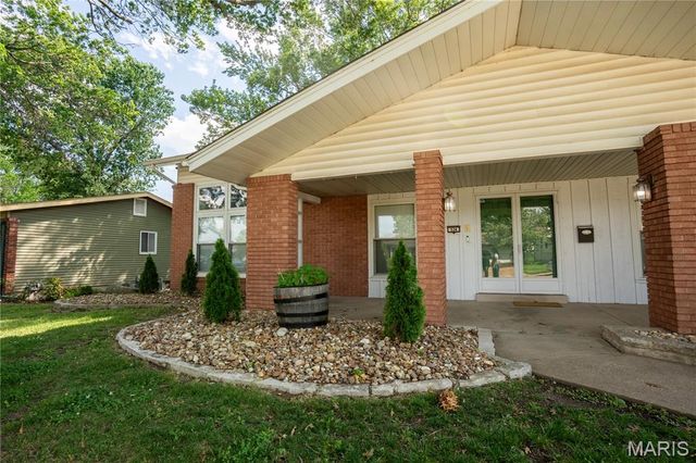 534 Coach Light Lane, Hazelwood, MO 63042