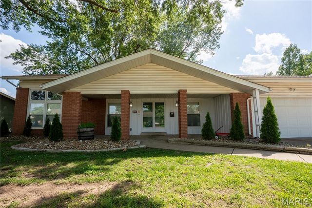 534 Coach Light Lane, Hazelwood, MO 63042