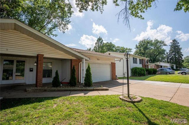 534 Coach Light Lane, Hazelwood, MO 63042