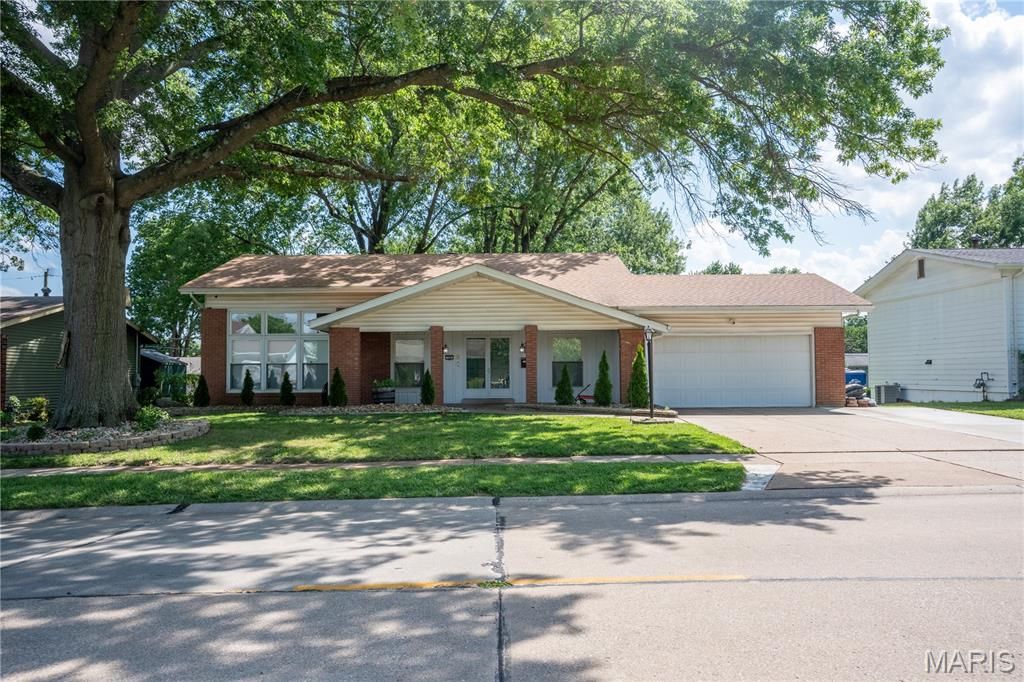 534 Coach Light Lane, Hazelwood, MO 63042
