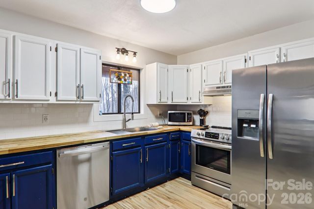 33 Fernbrook Road, Maggie Valley, NC 28751