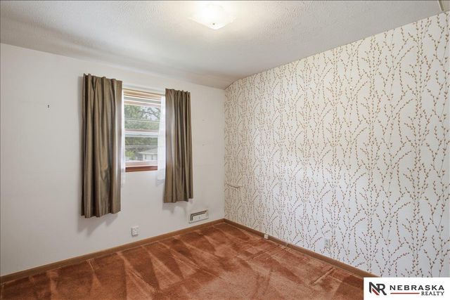 10913 Valley Street, Omaha, NE 68144
