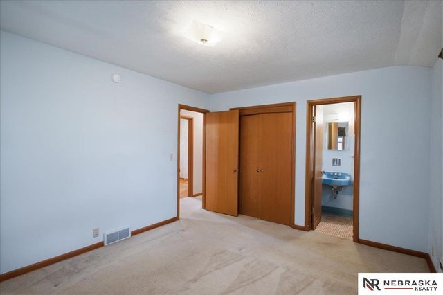 10913 Valley Street, Omaha, NE 68144