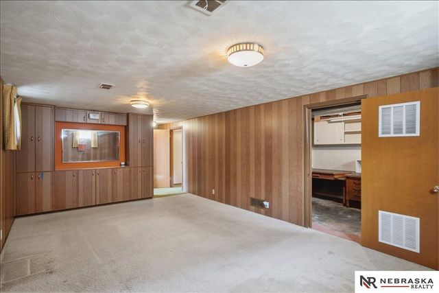 10913 Valley Street, Omaha, NE 68144
