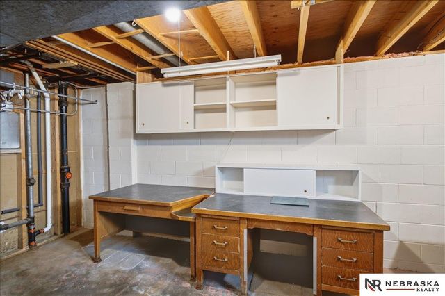 10913 Valley Street, Omaha, NE 68144