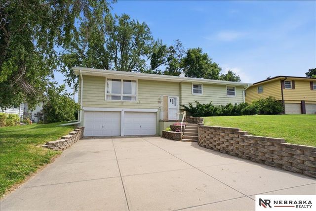 10913 Valley Street, Omaha, NE 68144