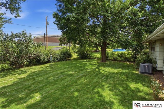 10913 Valley Street, Omaha, NE 68144