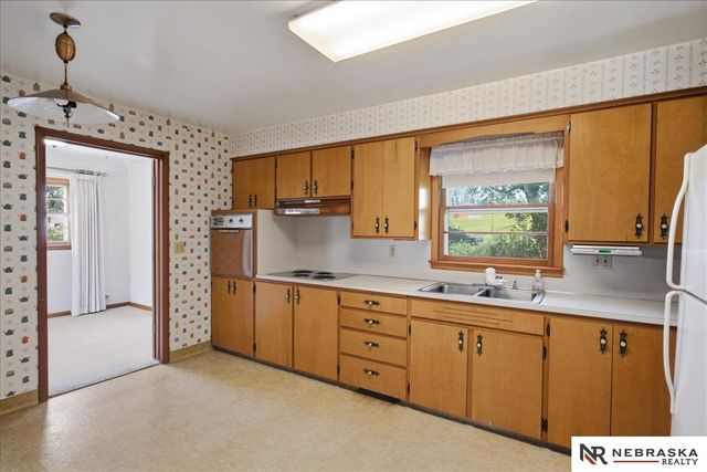 10913 Valley Street, Omaha, NE 68144
