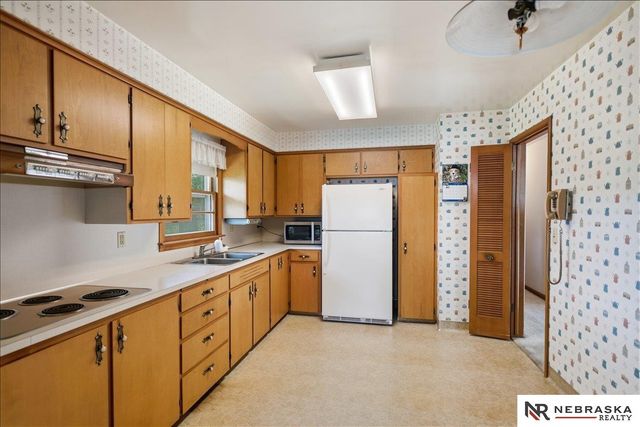 10913 Valley Street, Omaha, NE 68144