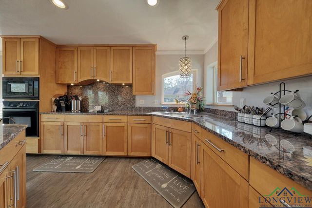 303 Lakeview Dr, Hideaway, TX 75771
