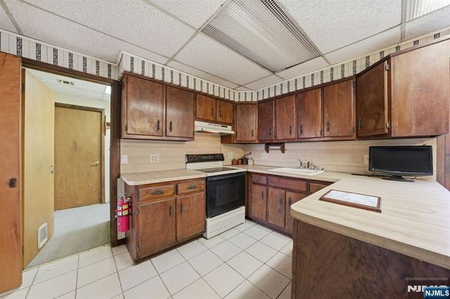 21 Landing Trail, Denville Township, NJ 07834