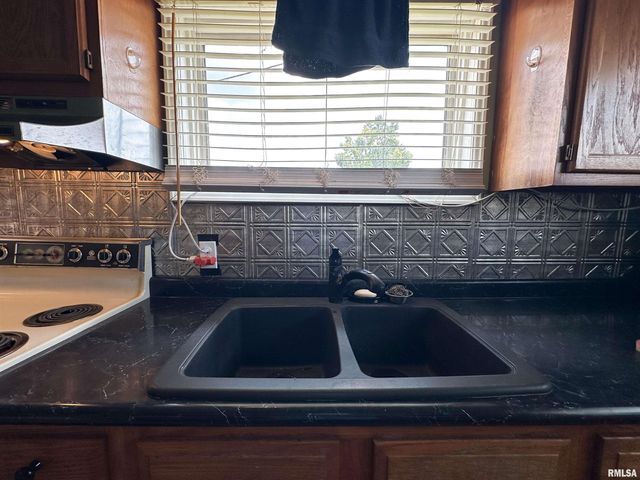 105 S 27TH Street, Herrin, IL 62948